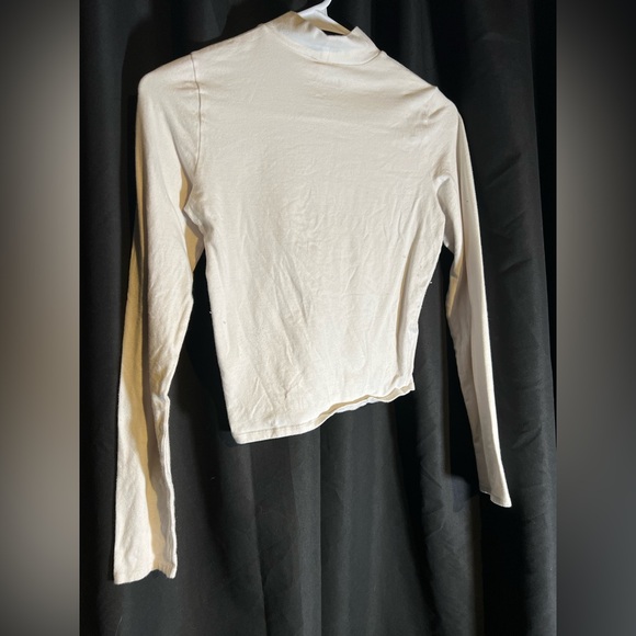 White cropped shirt

(Code : Bananas) - Picture 3 of 3